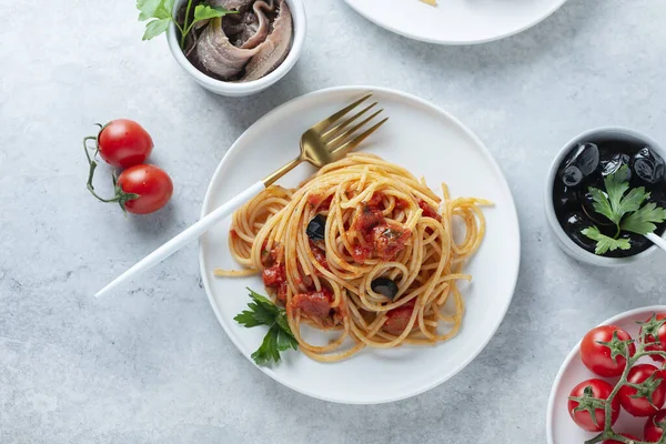 Massa Italiana Tradicional Com Tomate Azeitonas Alcaparras Anchovas Salsa Imagem — Fotografia de Stock