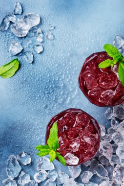 Kırmızı kuyruk kuyruğunun üst görünümü buzlu ve nane aromalı, seçici odak