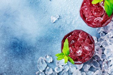 Kırmızı kuyruk kuyruğunun üst görünümü buzlu ve nane aromalı, seçici odak