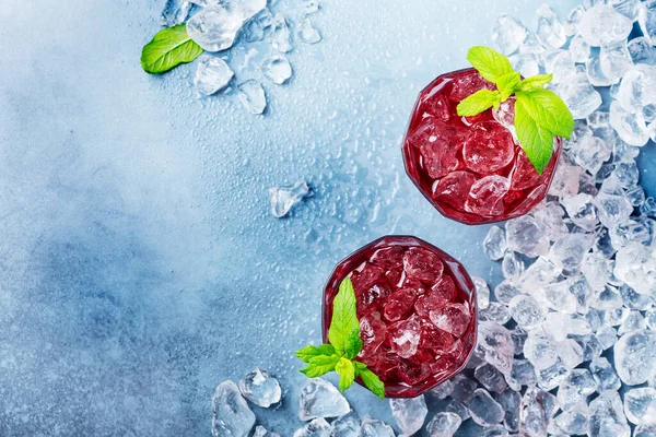 Draufsicht Bild Eines Roten Coctail Mit Eis Und Minze Mit — Stockfoto