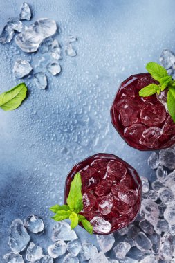 Kırmızı kuyruk kuyruğunun üst görünümü buzlu ve nane aromalı, seçici odak