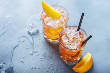 İki bardak geleneksel İtalyan kokteyl aperatifi, portakal ve buzlu. Metnin için bir kopyalama alanı ile seçmeli odak imgesiName.