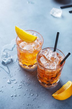 İki bardak geleneksel İtalyan kokteyl aperatifi, portakal ve buzlu. Metnin için bir kopyalama alanı ile seçmeli odak imgesiName.