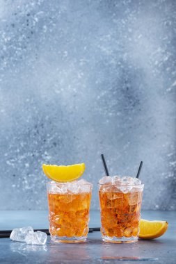 İki bardak geleneksel İtalyan kokteyl aperatifi, portakal ve buzlu. Metnin için bir kopyalama alanı ile seçmeli odak imgesiName.