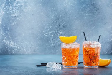 İki bardak geleneksel İtalyan kokteyl aperatifi, portakal ve buzlu. Metnin için bir kopyalama alanı ile seçmeli odak imgesiName.
