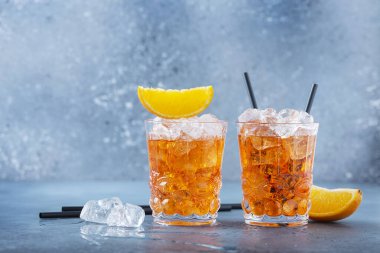 İki bardak geleneksel İtalyan kokteyl aperatifi, portakal ve buzlu. Metnin için bir kopyalama alanı ile seçmeli odak imgesiName.