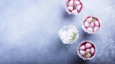 Buz ve biberiyeli kırmızı kokteyl, seçici odak resmi ve kaydırma biçimi