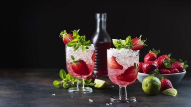 Çilek, kireç, nane ve ezilmiş buz, seçici odak ve kaydırma biçimli resim ile kademeli kokteyl