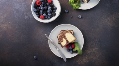 Çikolata ve böğürtlenli tatlı mermer topkek, seçici odak görüntüsü ve kaydırma biçimi