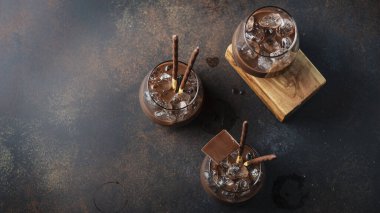 Çikolata ve buzlu kremalı tatlı likör, üst görünüm ve kaydırma biçimli resim