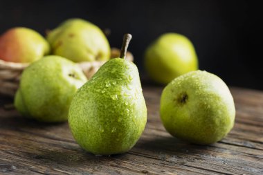 Wooben kırsal masada tatlı yeşil armutlar, seçici odak görüntüsü