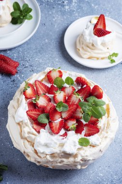 Pasta Pavlova kremalı, çilekli ve kremalı, seçici odaklı resim