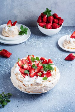 Pasta Pavlova kremalı, çilekli ve kremalı, seçici odaklı resim