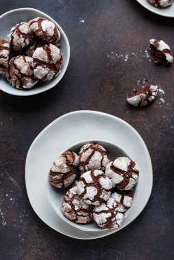 Tatlı çikolatalı buruşuk kurabiyeler siyah arka planda şekerli, seçici odaklı resim