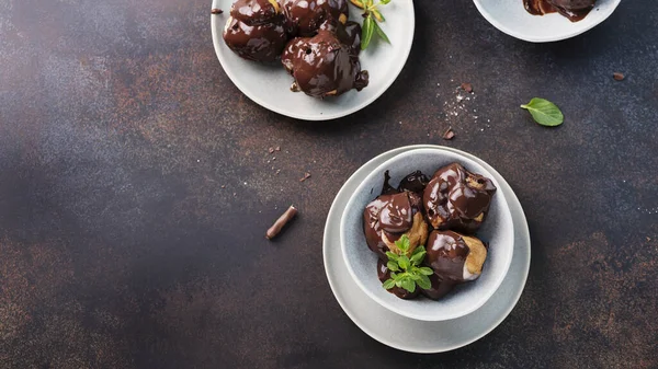 Geleneksel Talyan Tatlı Profiterolleri Çikolata Kremalı Üst Görüşlü Seçici Odaklı — Stok fotoğraf