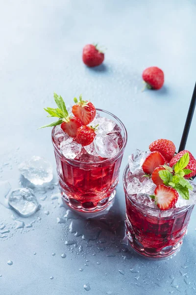 Cóctel Rojo Con Hielo Menta Concepto Bar Mojito Fresa Con —  Fotos de Stock