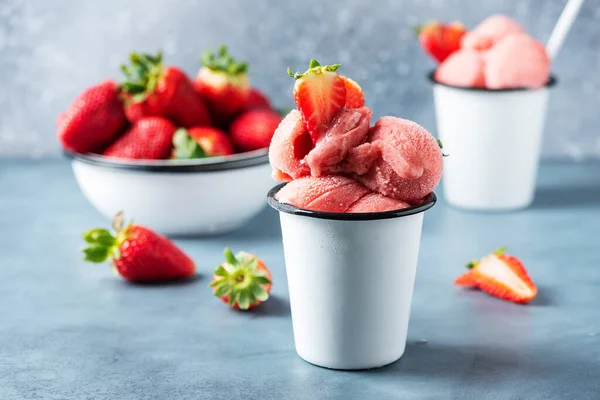 夏天草莓冰淇淋和新鲜草莓 有选择的焦点图像 — 图库照片