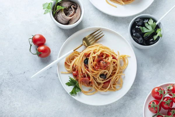 Pastas Italianas Tradicionales Con Tomate Aceitunas Alcaparras Anchoas Perejil Imagen —  Fotos de Stock