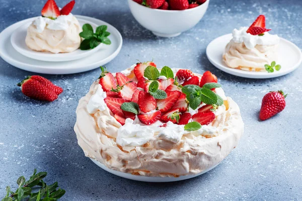 Pasta Pavlova kremalı, çilekli ve kremalı, seçici odaklı resim