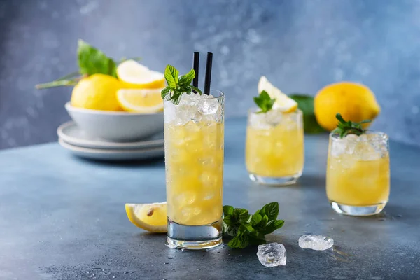 Frischer Sommercocktail Mit Zitronen Minze Und Eis Selektives Fokusbild — Stockfoto