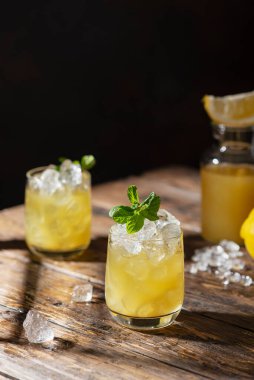 Güçlü güneş ışığıyla yaz soğuk kokteyli, seçici odak görüntüsü