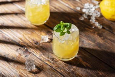 Güçlü güneş ışığıyla yaz soğuk kokteyli, seçici odak görüntüsü