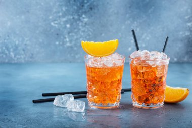 İki bardak geleneksel İtalyan kokteyl aperatifi, portakal ve buzlu. Metnin için bir kopyalama alanı ile seçmeli odak imgesiName.