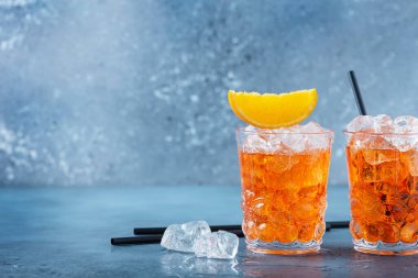 İki bardak geleneksel İtalyan kokteyl aperatifi, portakal ve buzlu. Metnin için bir kopyalama alanı ile seçmeli odak imgesiName.