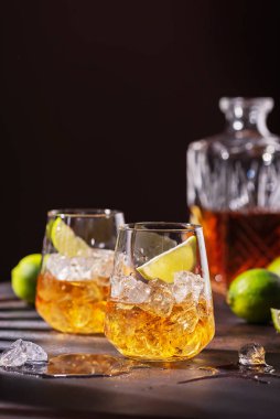 Buzlu ve limonlu Küba romu, güçlü gölgeli yaz konsepti, seçici odaklı resim