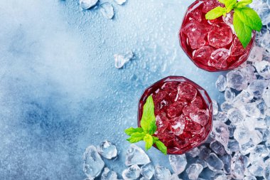 Kırmızı kuyruk kuyruğunun üst görünümü buzlu ve nane aromalı, seçici odak