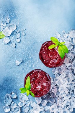 Kırmızı kuyruk kuyruğunun üst görünümü buzlu ve nane aromalı, seçici odak