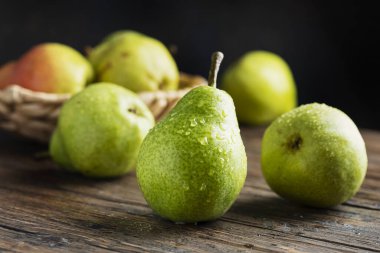 Wooben kırsal masada tatlı yeşil armutlar, seçici odak görüntüsü