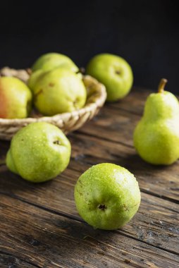 Wooben kırsal masada tatlı yeşil armutlar, seçici odak görüntüsü