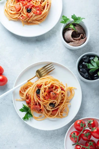 Pastas Italianas Tradicionales Con Tomate Aceitunas Alcaparras Anchoas Perejil Imagen — Foto de Stock