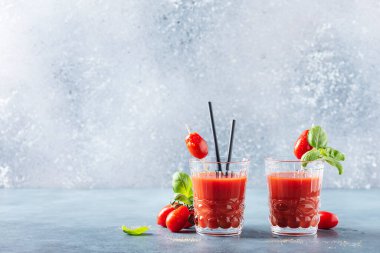 Masada fesleğen ve biber ile vejetaryen domates suyu, metin için bir kopya alanı ile seçici odak resmi
