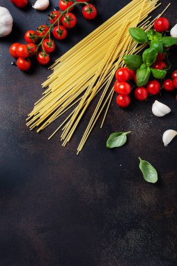 İtalyan makarnası pişirmek için gerekenler: spagetti, domates, fesleğen ve sarımsak. Fotokopi alanı olan en üst görüntü