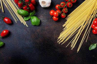 İtalyan makarnası pişirmek için gerekenler: spagetti, domates, fesleğen ve sarımsak. Fotokopi alanı olan en üst görüntü