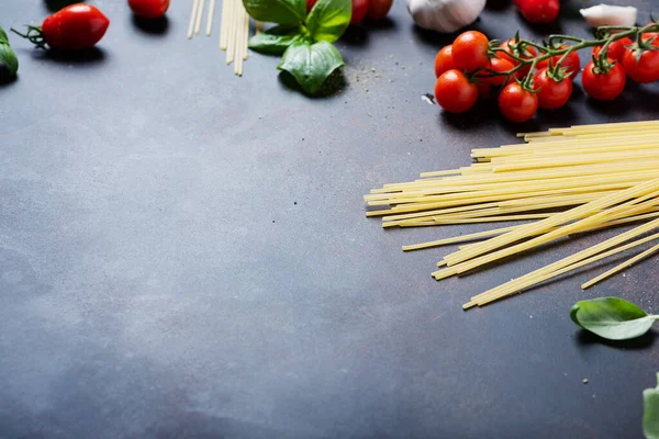 이탈리아 파스타 요리의 스파게티 토마토 테이블에 이미지 선택적 이미지 — 스톡 사진