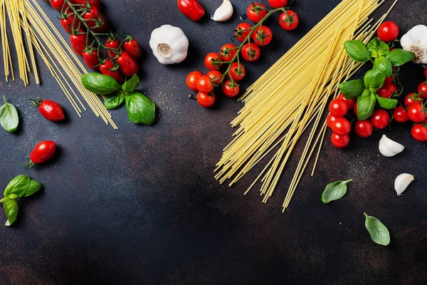 이탈리아 파스타 요리의 스파게티 토마토 테이블에 이미지 — 스톡 사진