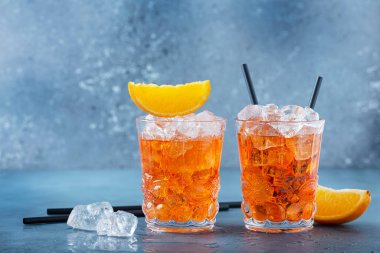 İki bardak geleneksel İtalyan kokteyl aperatifi, portakal ve buzlu. Metnin için bir kopyalama alanı ile seçmeli odak imgesiName.