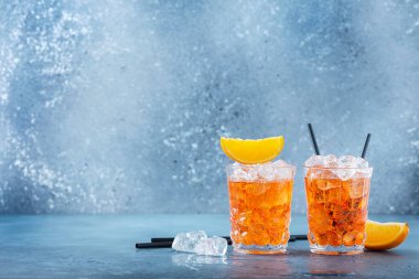 İki bardak geleneksel İtalyan kokteyl aperatifi, portakal ve buzlu. Metnin için bir kopyalama alanı ile seçmeli odak imgesiName.