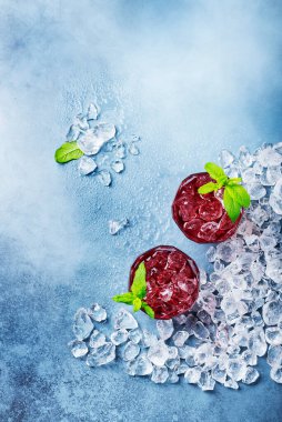 Kırmızı kuyruk kuyruğunun üst görünümü buzlu ve nane aromalı, seçici odak