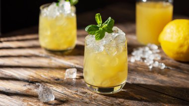 Güçlü güneş ışıkları, seçici odak görüntüsü ve kaydırma formatlı yaz soğuk kokteyli