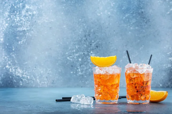 İki bardak geleneksel İtalyan kokteyl aperatifi, portakal ve buzlu. Metnin için bir kopyalama alanı ile seçmeli odak imgesiName.