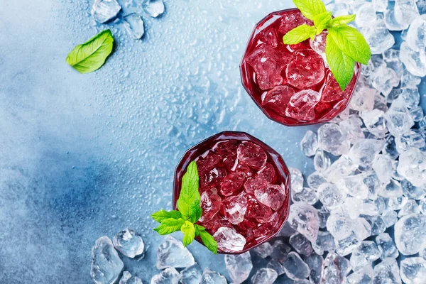 Kırmızı kuyruk kuyruğunun üst görünümü buzlu ve nane aromalı, seçici odak