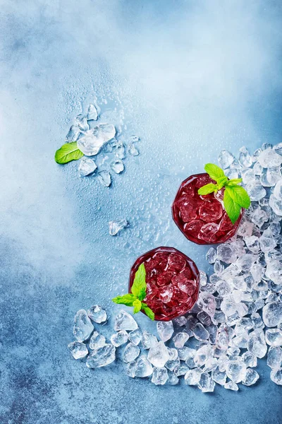 Kırmızı kuyruk kuyruğunun üst görünümü buzlu ve nane aromalı, seçici odak