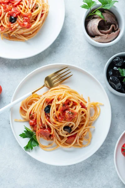 Παραδοσιακά Ιταλικά Ζυμαρικά Ντομάτα Ελιές Κάπαρη Αντζούγιες Και Μαϊντανό Top — Φωτογραφία Αρχείου