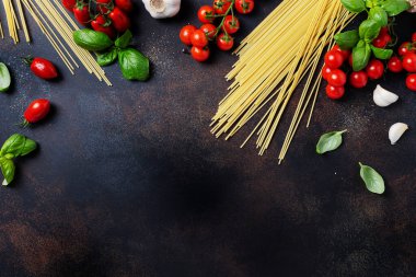 İtalyan makarnası pişirmek için gerekenler: spagetti, domates, fesleğen ve sarımsak. Fotokopi alanı olan en üst görüntü
