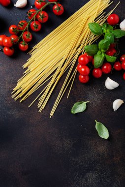 İtalyan makarnası pişirmek için gerekenler: spagetti, domates, fesleğen ve sarımsak. Fotokopi alanı olan en üst görüntü