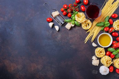 Makarna, tagliatelle, domates, fesleğen, peynir, sarımsak ve şarap ile en iyi görüntü. Sağlıklı İtalyan yemekleri kavramı
